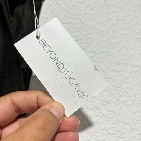 NWT Beyond Yoga Womens Cellphone Zipper Pockets Infinity Scarf Black Lightweight - Picture 5 of 10